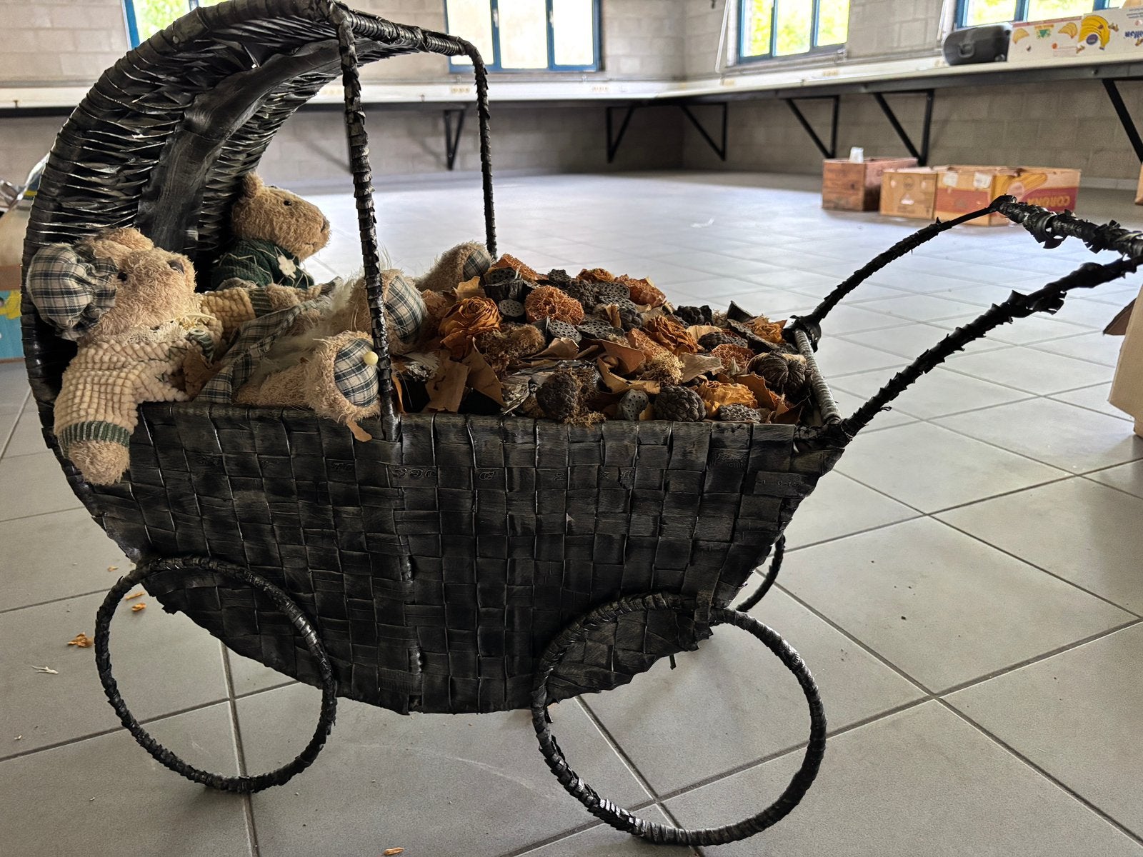 Unieke decoratieve kinderwagen met droogbloemen en knuffels, Enlèvement
