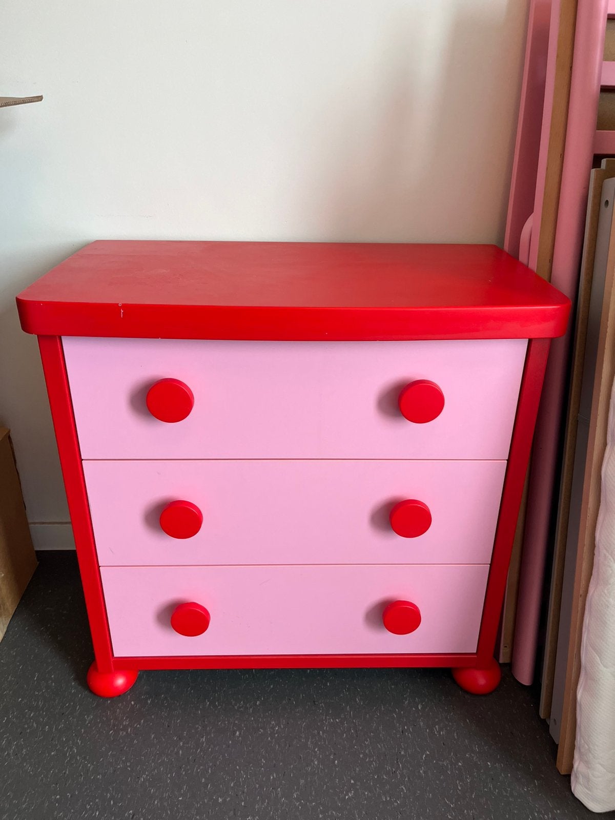 Vintage ikea baby / kleuter dressoir rood/roze, Kinderen en Baby's, Ophalen, Gebruikt, 75 tot 100 cm, Minder dan 50 cm