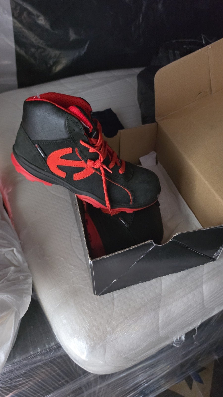 Heckel, Enlèvement, Chaussures