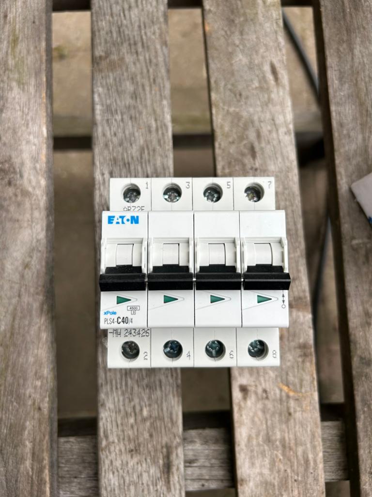 Eaton automaat c40a 4,5ka 4p, Doe-het-zelf en Bouw, Ophalen of Verzenden
