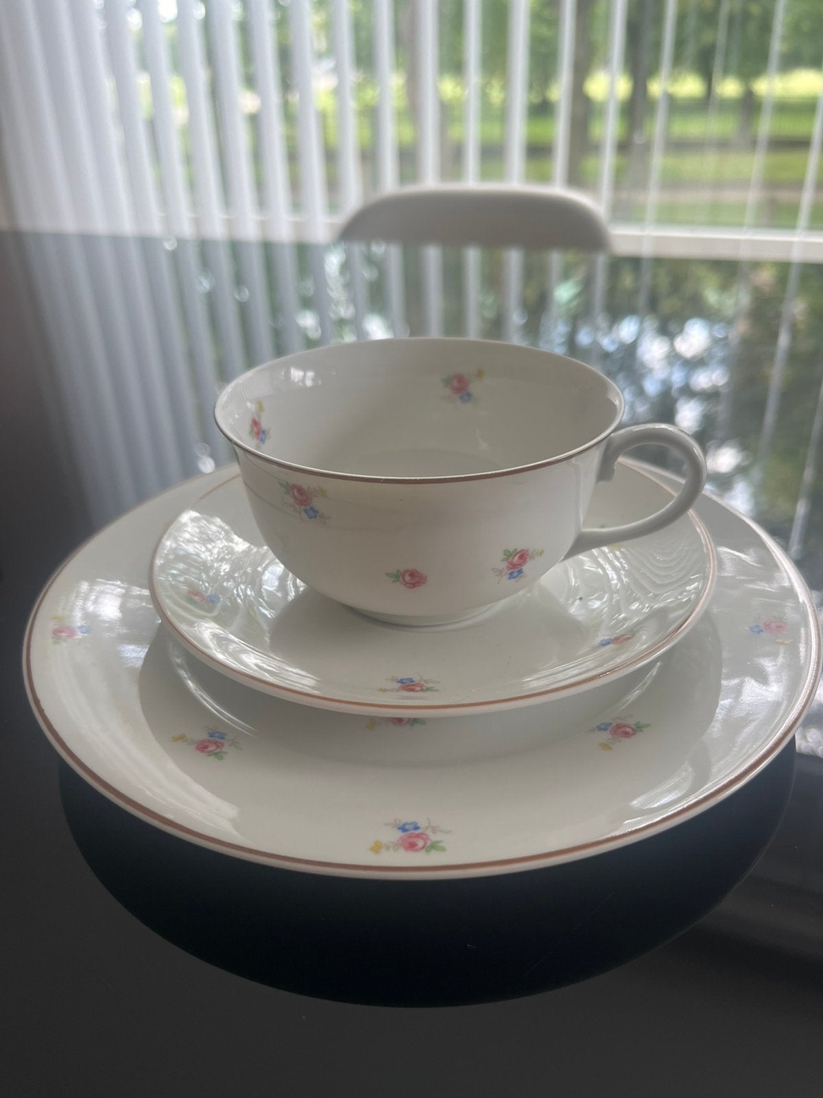 Heel erg mooi antiek servies met roze en blauwe bloemetjes, Ophalen