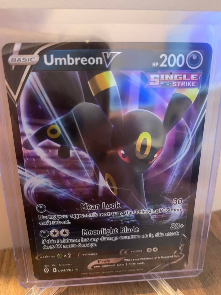 Pokemon umbreon v evolving skies, Ophalen of Verzenden, Zo goed als nieuw