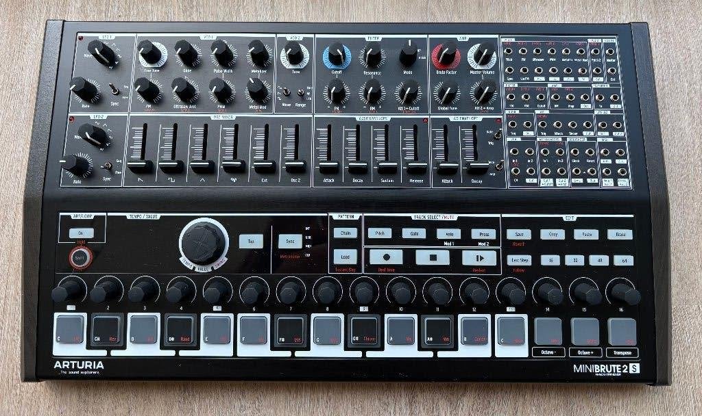 Arturia Minibrute 2S Noir, Muziek en Instrumenten, Synthesizers, Overige merken, Zo goed als nieuw, Met midi-aansluiting, Overige aantallen