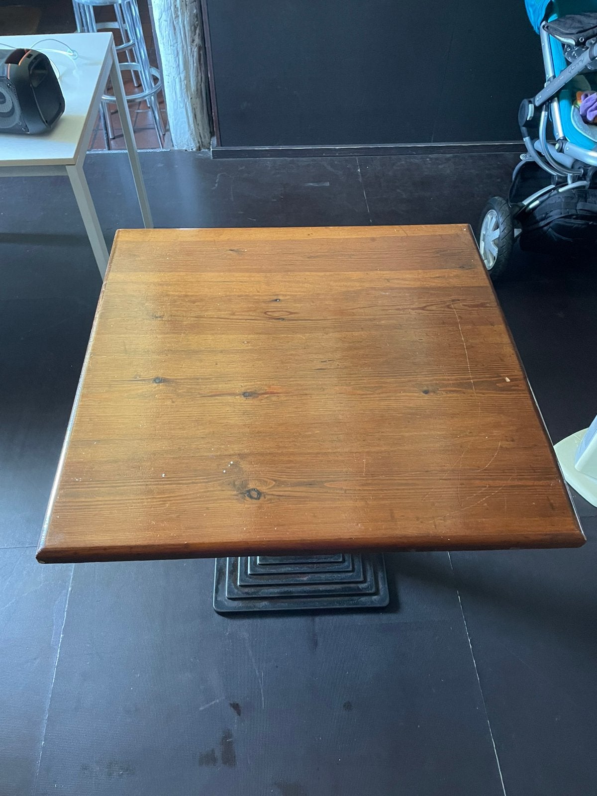 Houten tafel met ijzeren poten, Enlèvement