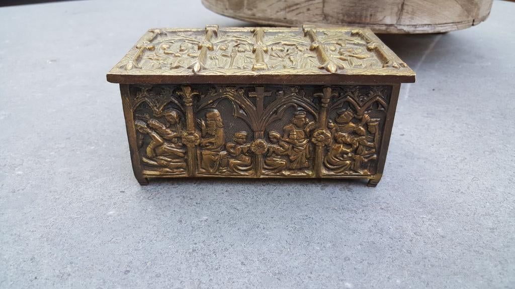 Antieke bronzen kistje
in neogotisch stijl, Ophalen of Verzenden