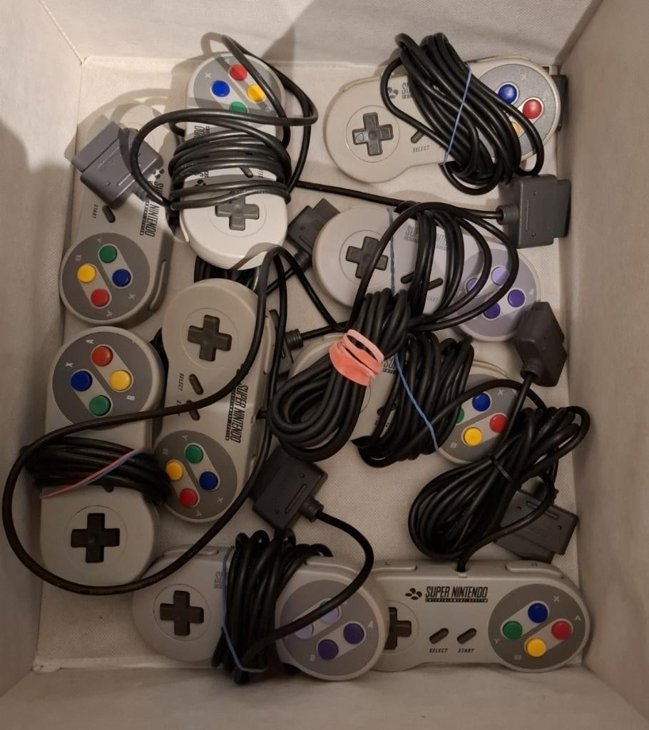 9x SNES controllers (2x US), Consoles de jeu & Jeux vidéo, Consoles de jeu | Nintendo Super NES, Utilisé, Avec 3 manettes ou plus