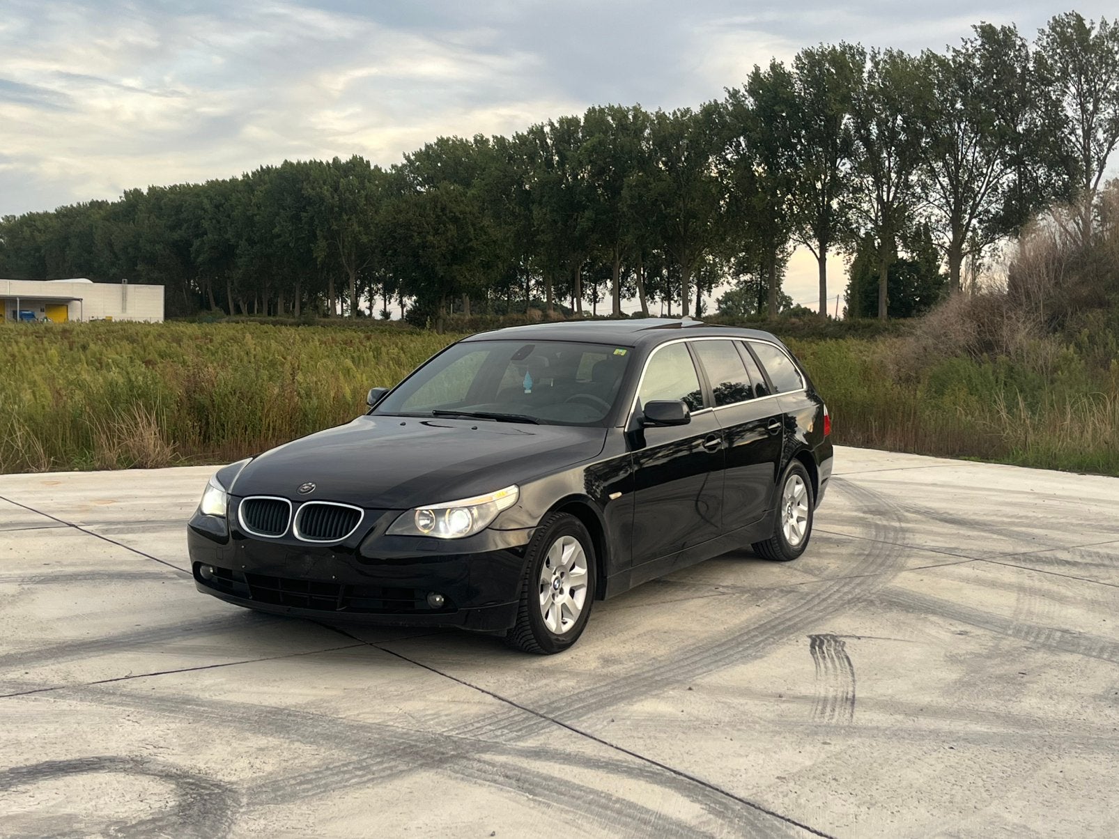 BMW 525I TOURING - AUTOMAAT PANO, Achterwielaandrijving, 2494 cc, Zwart, Leder