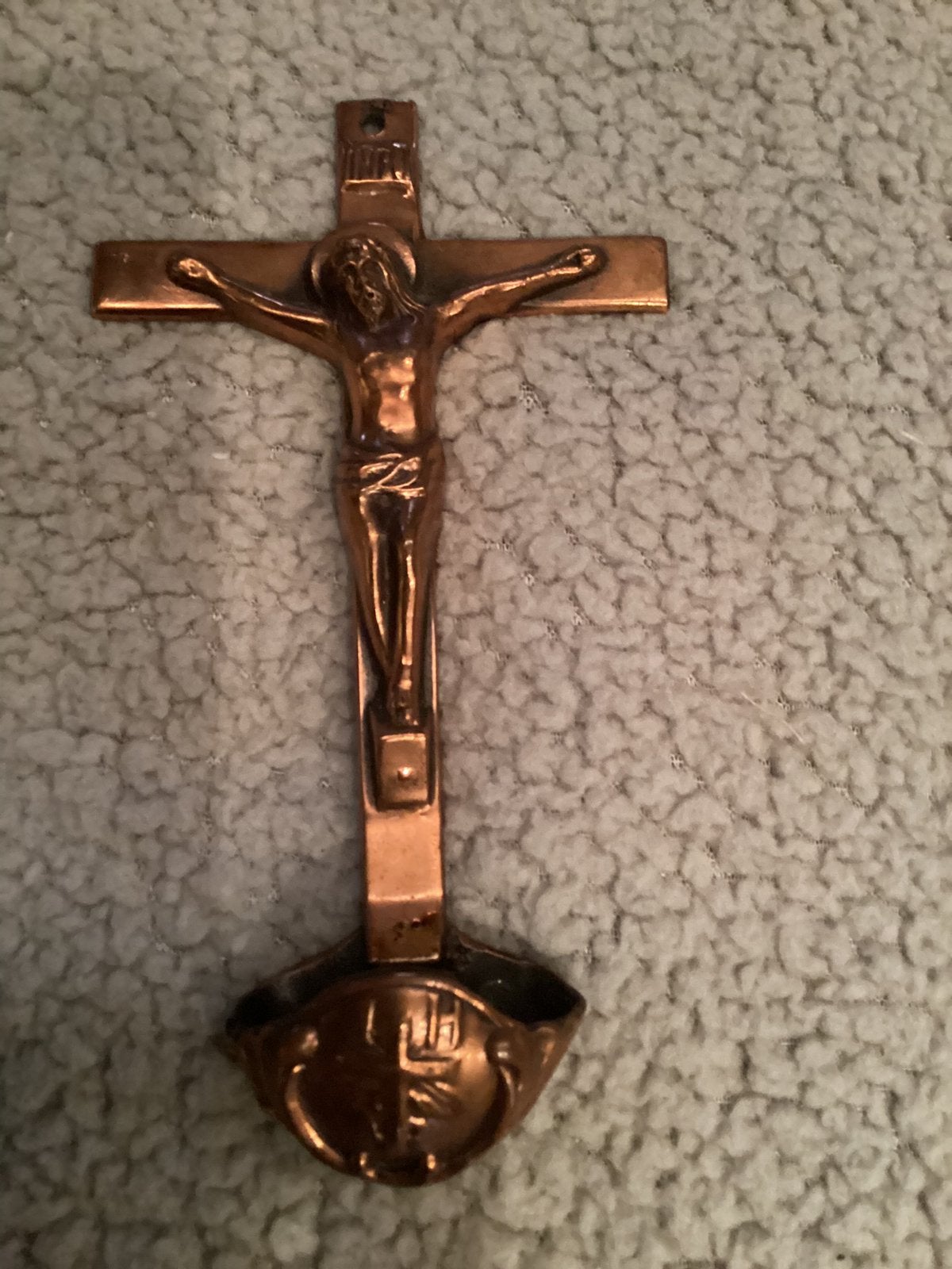 Croix en cuivre avec récipient à eau bénite, Enlèvement