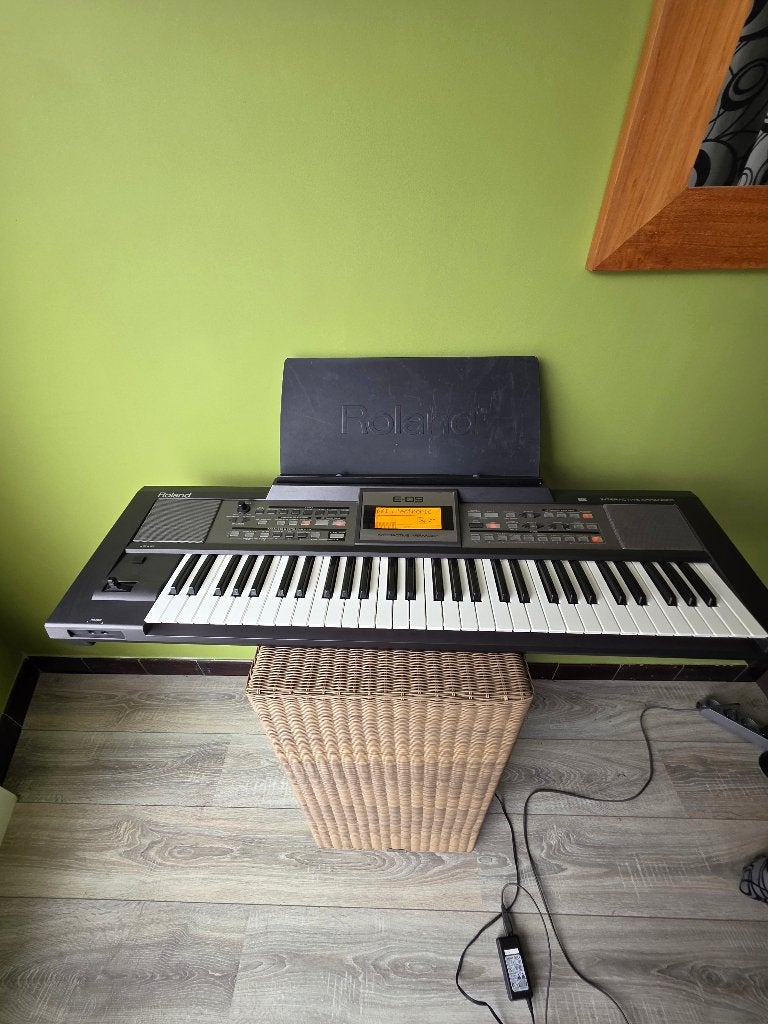 Roland E-09 interactive arranger 390€, Enlèvement, Roland, Avec connexion MIDI