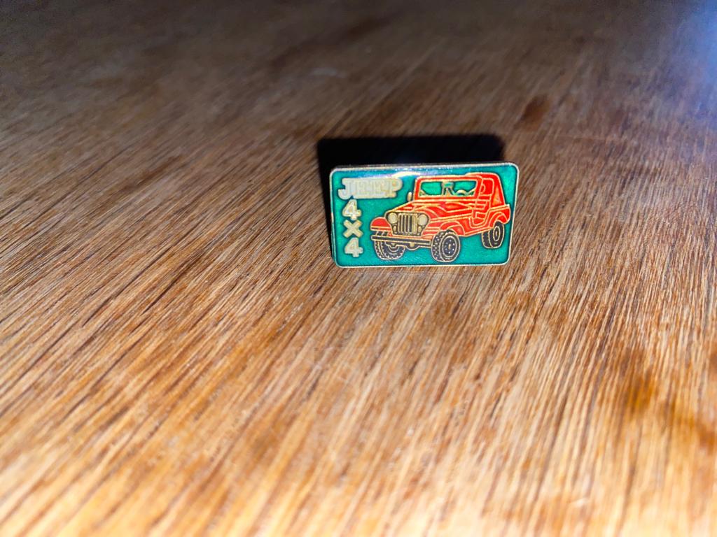 Pin’s Jeep rouge vert vintage Collector ‘90s TB état, Envoi, Utilisé, Marque, Insigne ou Pin's