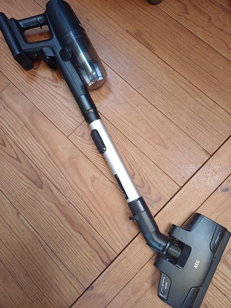 Aspirateur balai AEG Ultimate 8000, Electroménager, Aspirateurs, Comme neuf, Réservoir, Enlèvement