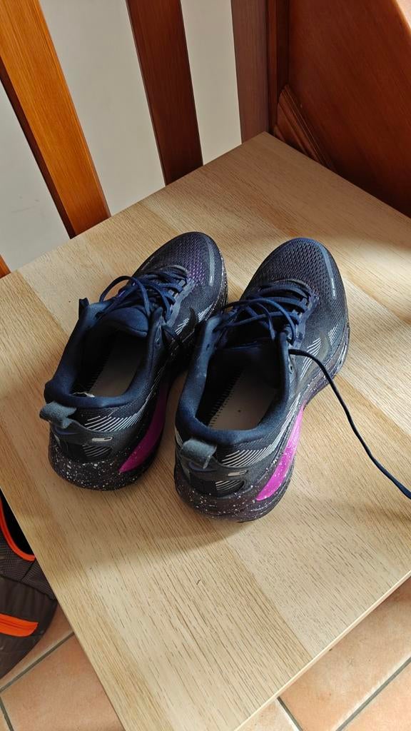 Nike Vomero 18 SE - taille 43, Sports & Fitness, Course, Jogging & Athlétisme, Course à pied, Chaussures de course à pied, Comme neuf
