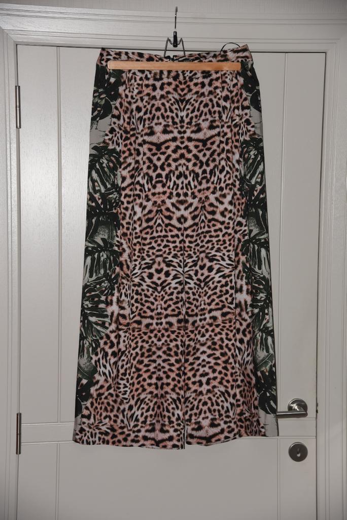 NIEUW Mooie wijde damesbroek GUESS in luipaardprint. Maat 40, Kleding | Dames, Maat 38/40 (M), Guess, Nieuw, Ophalen of Verzenden