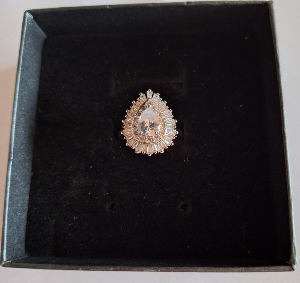Verzilverde ring met verschillende zirkonia, maat 60, NIEUW, Handtassen en Accessoires, Ringen, 18 tot 19, Wit, Nieuw, Ophalen of Verzenden