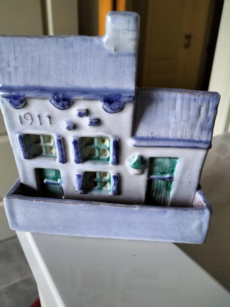 Stenen keramiek huisje met gleuf, Enlèvement ou Envoi, Comme neuf