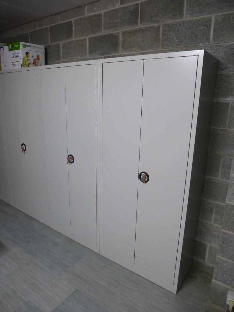 Armoire métallique 180x80x39 cm, portes à battants, Maison & Meubles, Armoires | Casiers, Utilisé, Enlèvement