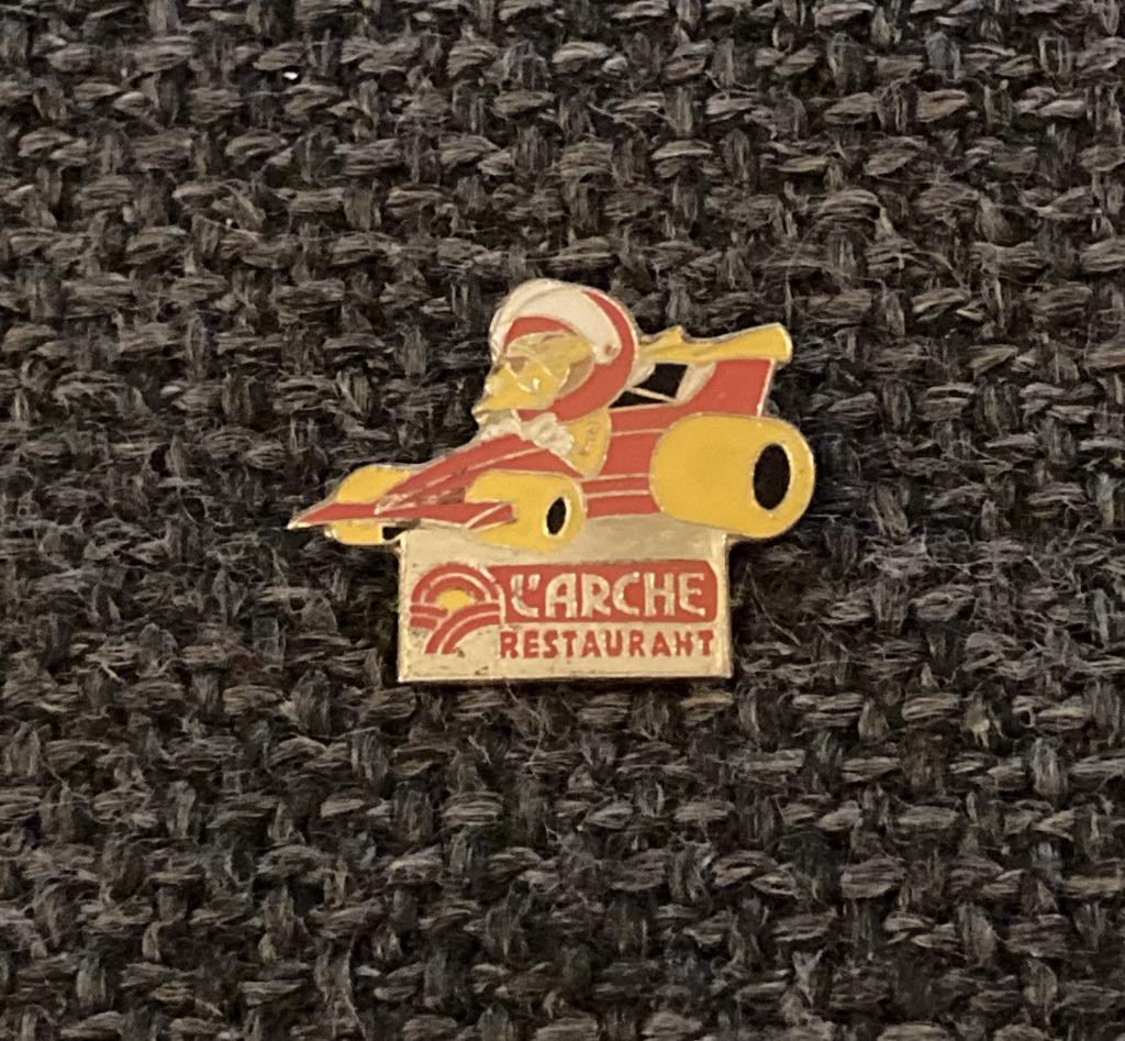 PIN - L'ARCHE - RESTAURANT - RACEWAGEN, Verzenden, Gebruikt, Overige onderwerpen, Speldje of Pin