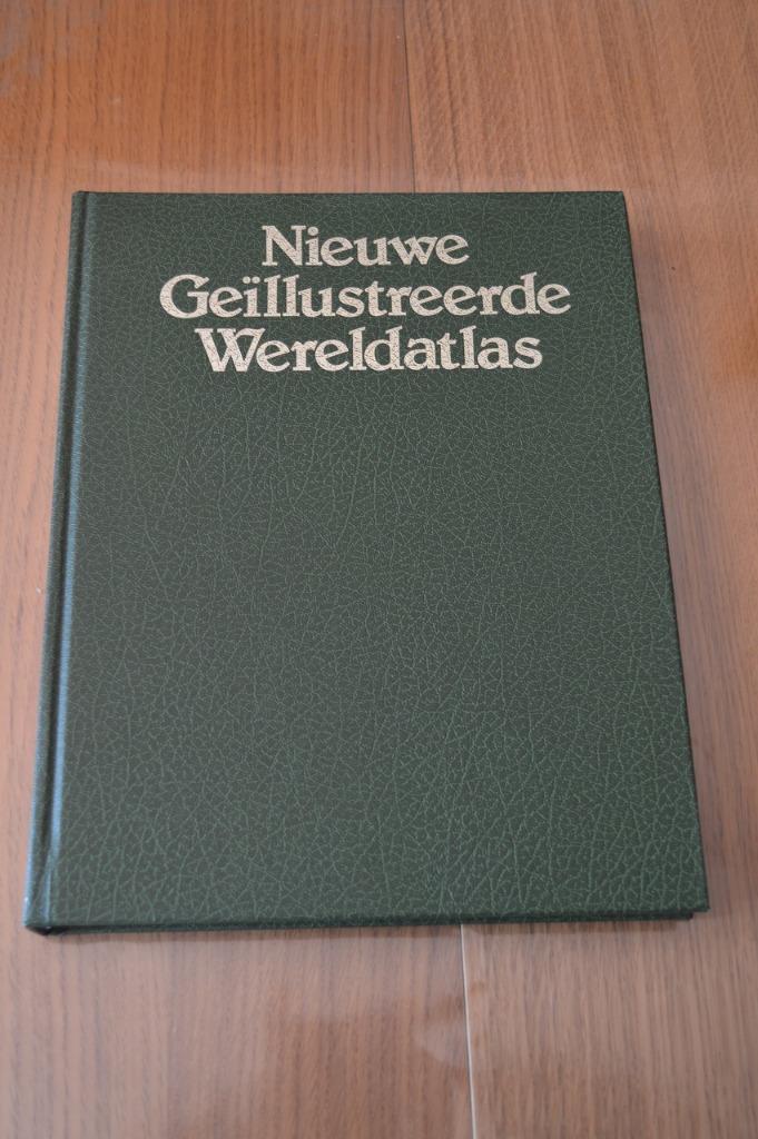 Lekturama Nieuwe geïllustreerde wereldatlas, Boeken, Overige atlassen, Ophalen of Verzenden, Zo goed als nieuw, Lekturama