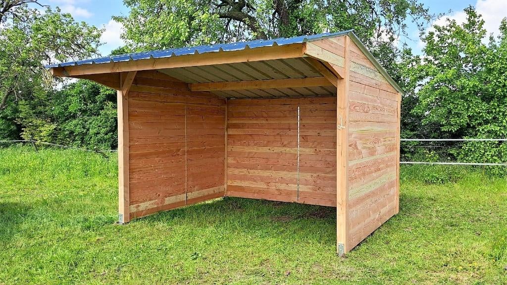 Abri Douglas 3x3m avec surplomb 3m x 3m, Mise à l'étable, 2 ou 3 chevaux ou poneys