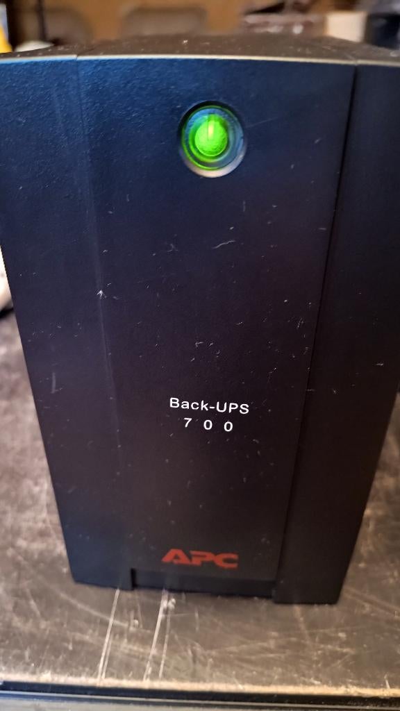 UPS APC BX700U-FR - 390W - nieuwe batterij, Computers en Software, Noodvoedingen (UPS), Gebruikt, Verzenden