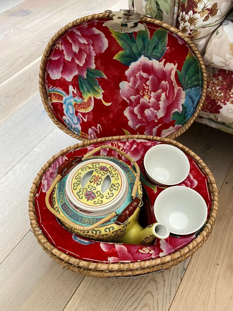 Thee mandje met porseleinen servies., Ophalen of Verzenden