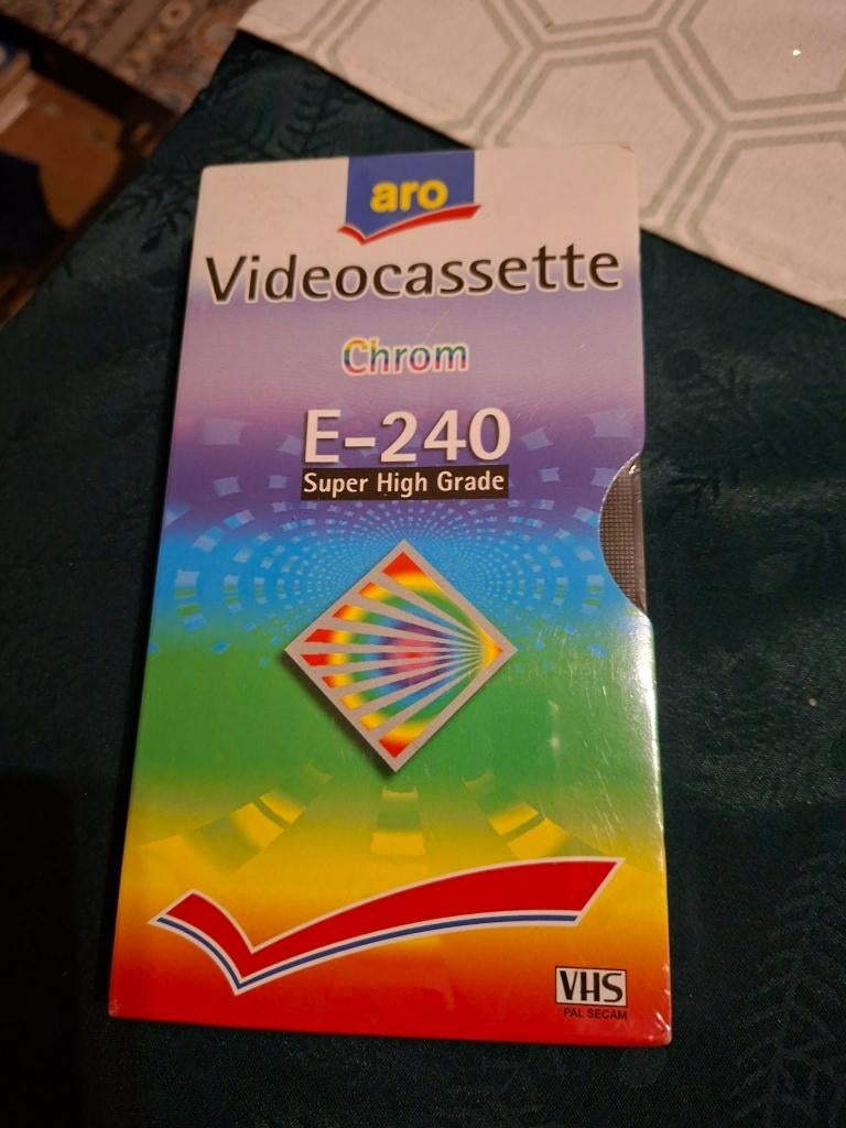 Aro E-240 Super High Grade Chrom VHS-videocassette, Enlèvement ou Envoi, Neuf, dans son emballage, Vierge