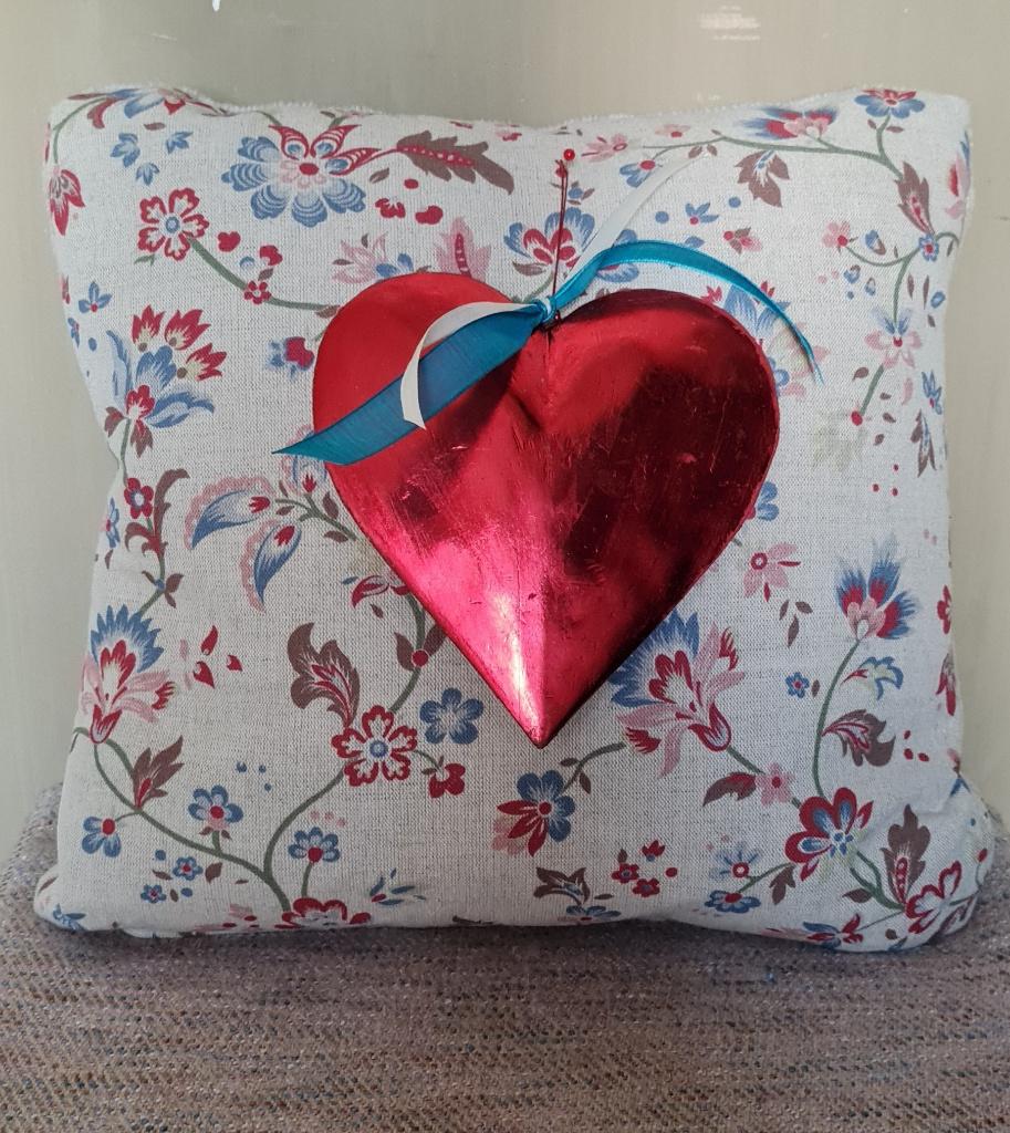 Coussin romantique avec cœur en bois - LOVE - LOVE, Enlèvement ou Envoi, Neuf, Rouge, Carré
