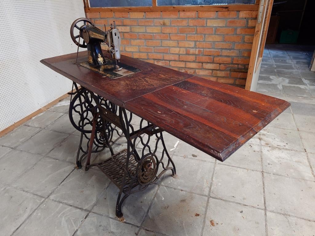 Singer naaimachine met tafel, Ophalen
