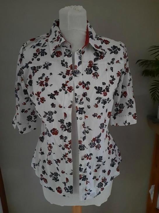 Mooi getailleerde bloes wit met blauw/rode bloemen - Maat M, Kleding | Dames, Ophalen of Verzenden, Zo goed als nieuw, Maat 38/40 (M)