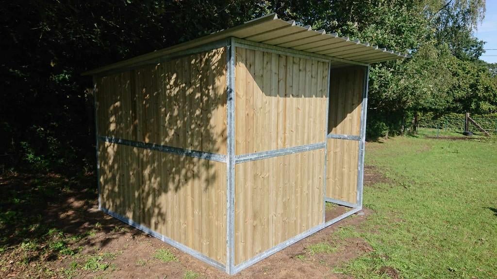 Zeer degelijke Paardenstallen en schutstallen, Mise à l'étable
