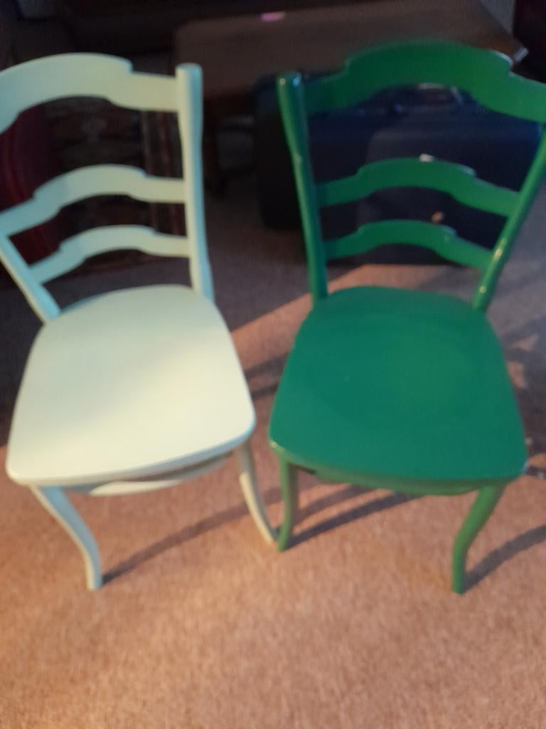 2 chaises assorties peintes en deux couleurs vertes, Enlèvement, Deux