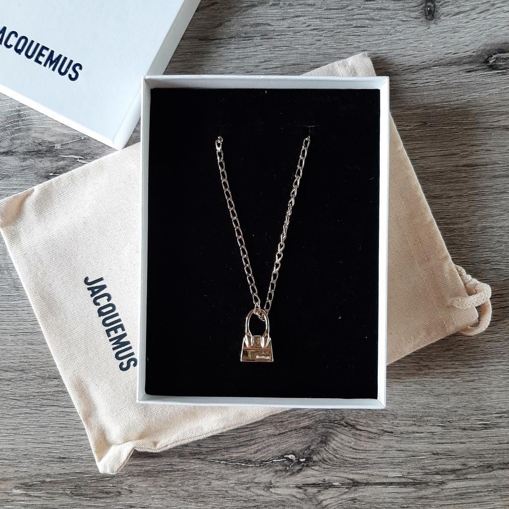 Jacquemus Chiquito hanger ketting, Handtassen en Accessoires, Ophalen, Nieuw, Goud, Overige materialen