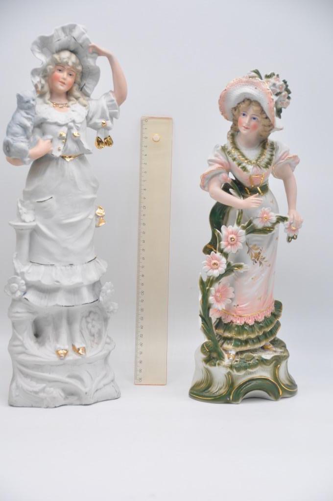 2 statues en biscuit - Dame au chat et dame aux fleurs, Antiquités & Art, Enlèvement ou Envoi