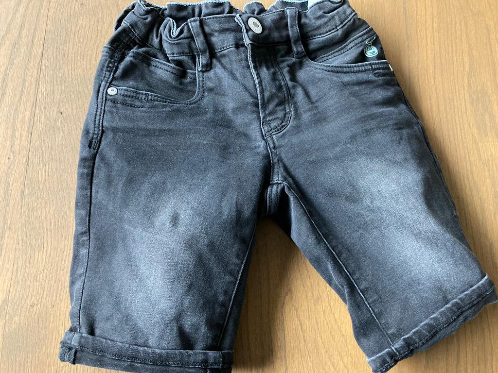Nr 7:Korte zwart/grijze jeansshort Maya de bij maat 122, Ophalen of Verzenden, Zo goed als nieuw, Studio 100, Jongen of Meisje