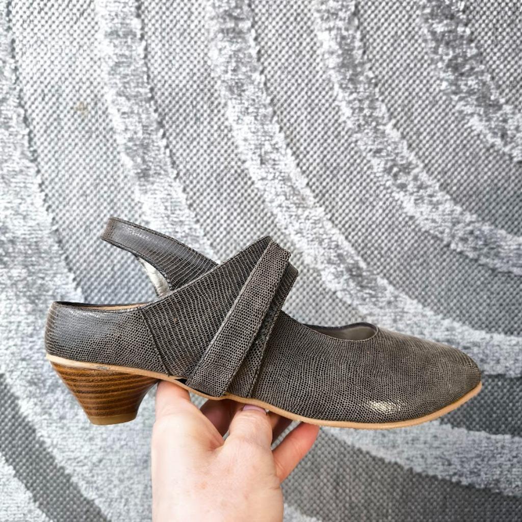 Livingstone pump open teen uitneembaar voetbed uk4,5 eu 37.5, Kleding | Dames, Ophalen of Verzenden, Bruin