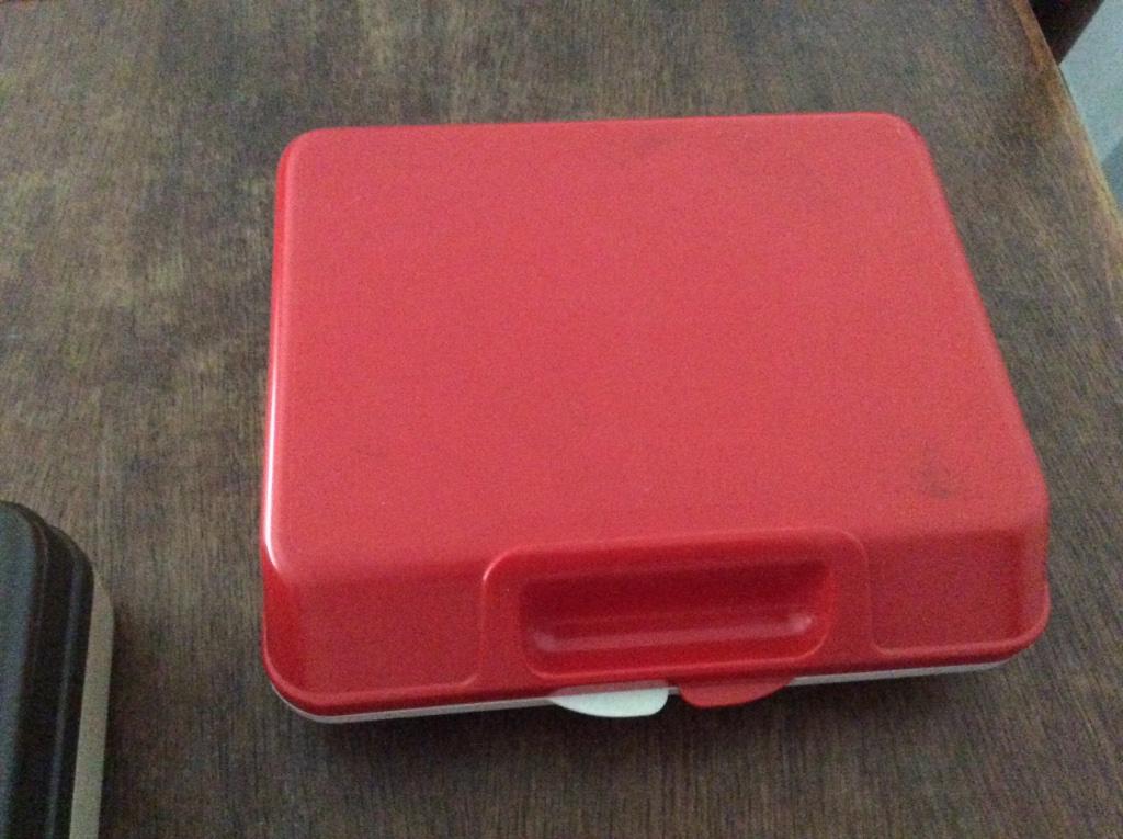 .  Vintage    CURVER.     Naaidoosjes. Rood en beige.., Ophalen of Verzenden, Zo goed als nieuw