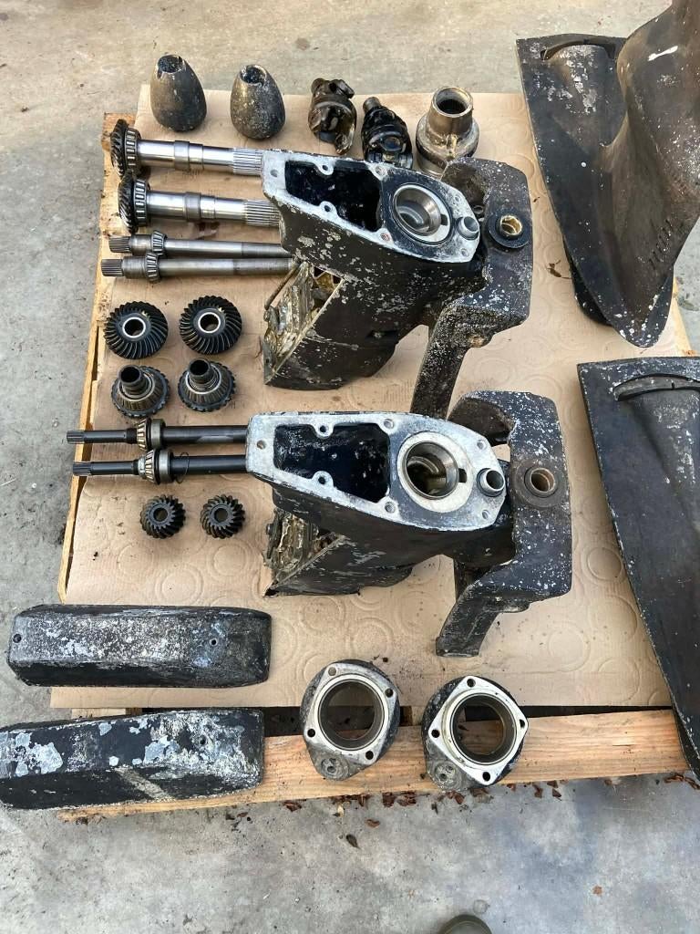 2 sterndrives, Watersport en Boten, Motorboten en Motorjachten, Ophalen, Gebruikt
