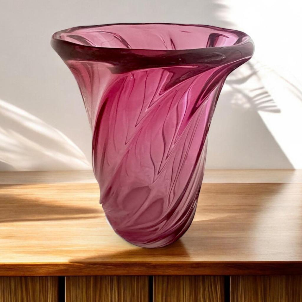 Vase en cristal rose Val Saint Lambert - René Delvenne - Mod, Antiquités & Art, Antiquités | Verre & Cristal, Enlèvement ou Envoi