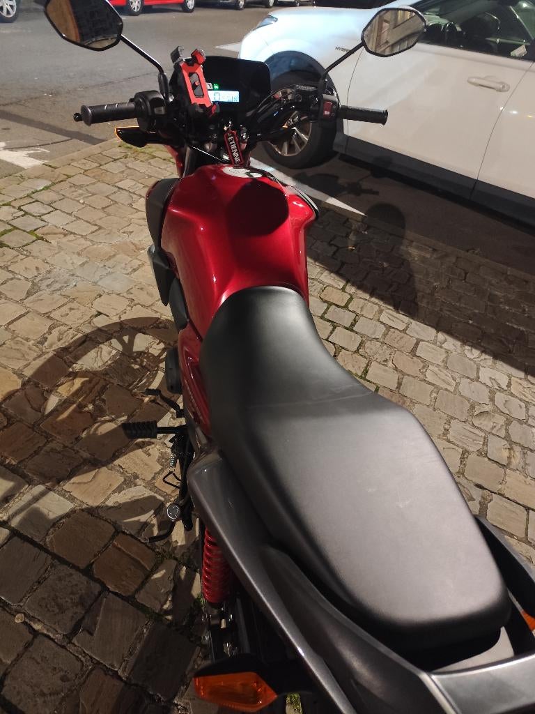 Honda cb125f rouge, Permis Moto A1 minimum, Particulier, Éclairage LED, 4 cylindres