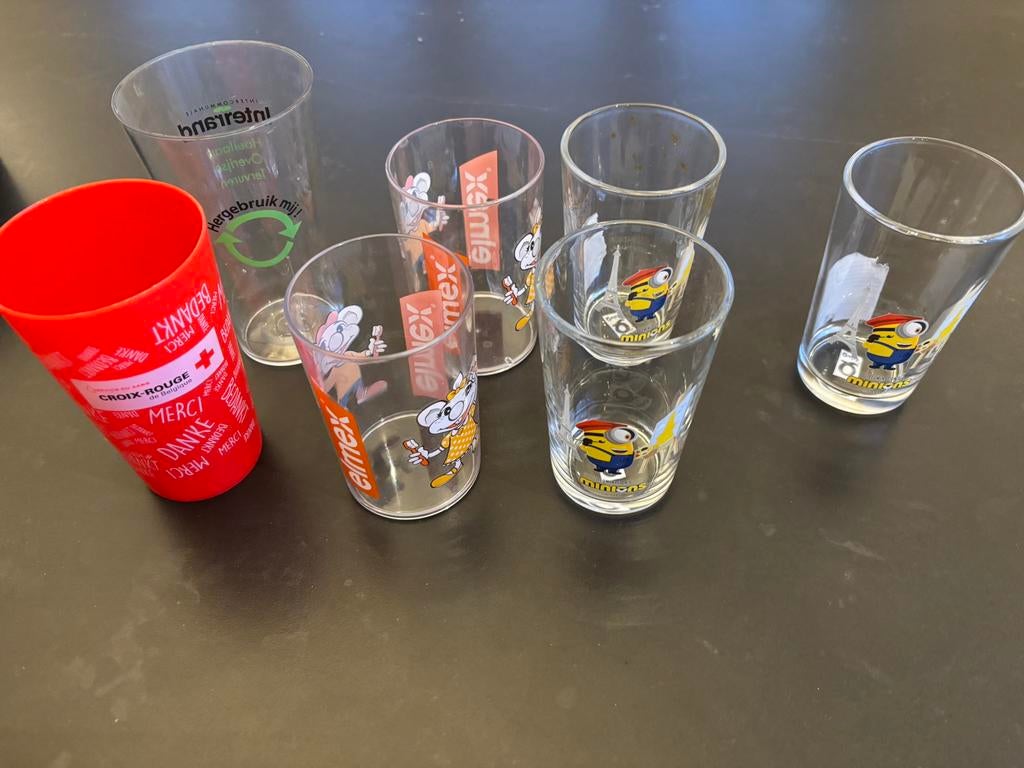 Gratis - Set kinderbekers – glas en plastic, Verzamelen, Glas en Drinkglazen, Ophalen, Zo goed als nieuw