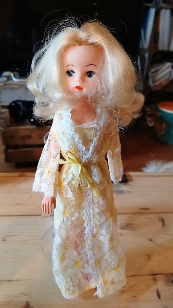 Prachtig slaapkleedje/jas Sindy Lullaby Lace nightdress 1977, Verzamelen, Ophalen of Verzenden, Zo goed als nieuw, Pop