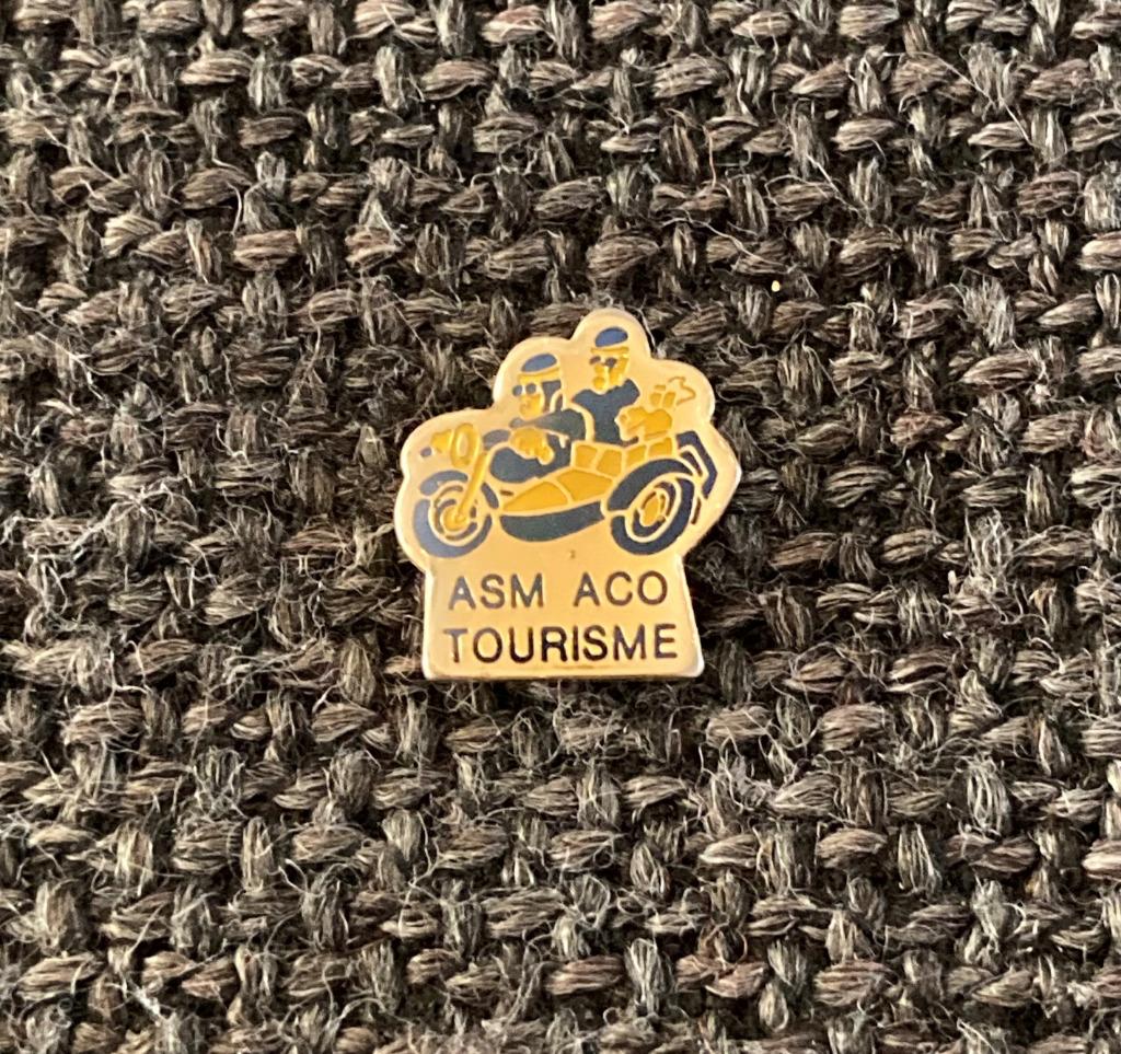 PIN - ASM ACO TOURISME - RALLY - RALLYE, Envoi, Utilisé, Sport, Insigne ou Pin's