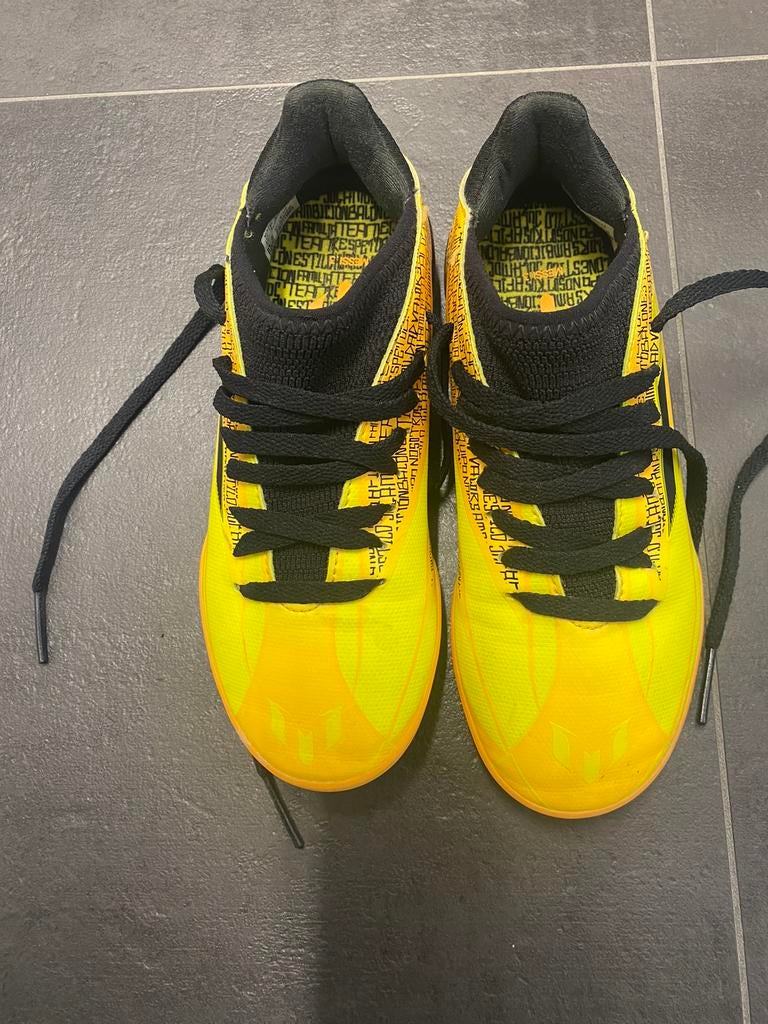 Voetbalschoenen (binnen) Adidas maat 33, Sport en Fitness, Voetbal, Ophalen, Zo goed als nieuw, Schoenen