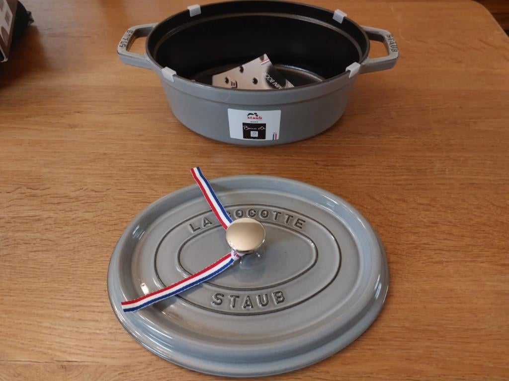 Staub La Cocotte ovaal 27cm grafietgrijs, Enlèvement ou Envoi, Neuf, Fonte, Casserole ou Cocotte-minute
