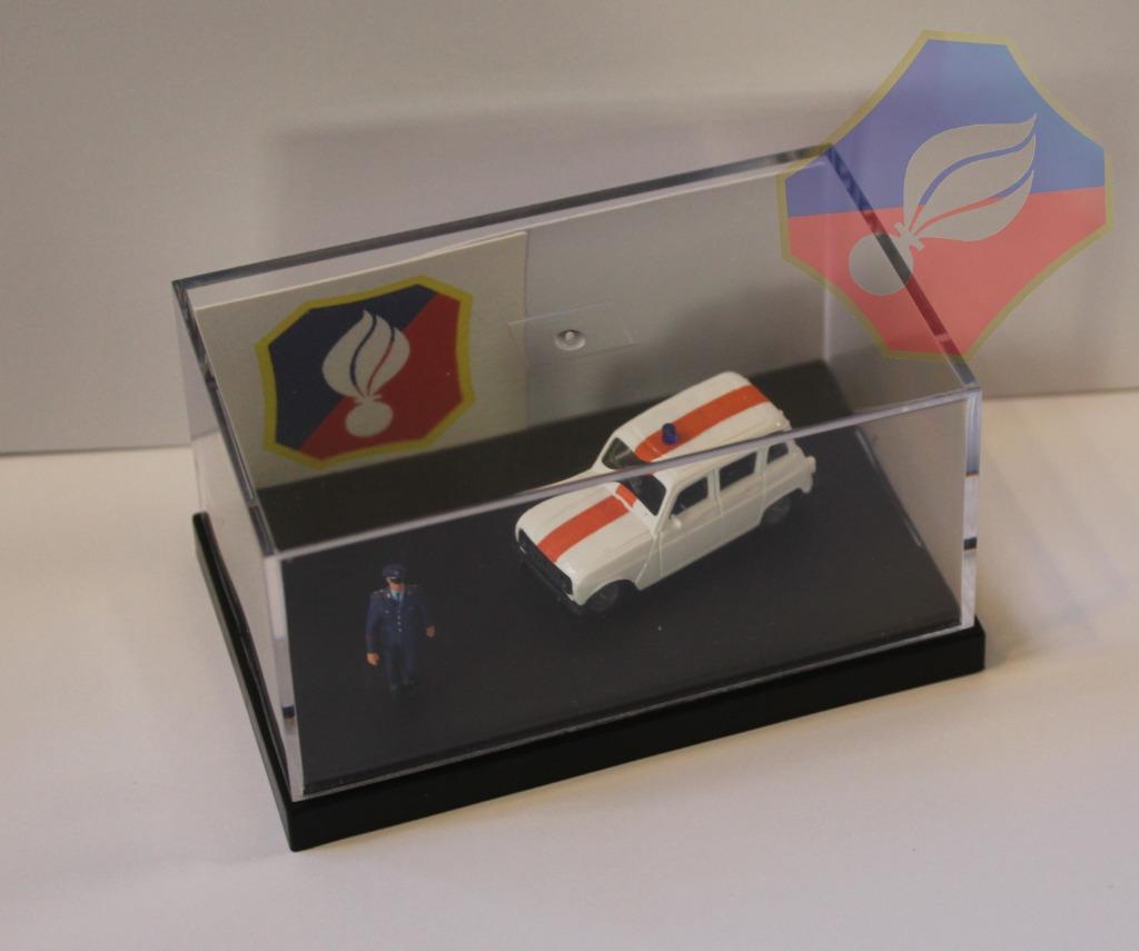 RIJKSWACHT RENAULT R4 + PLEXI + FIGUUR   1/87, Verzenden, Rijkswacht, Miniatuur of Beeldje