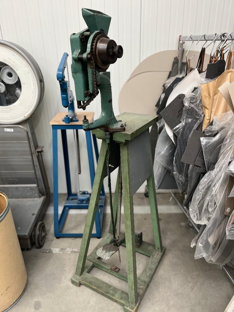 Machine om rivet / holniet / klinknagel te plaatsen, Ophalen, Gebruikt