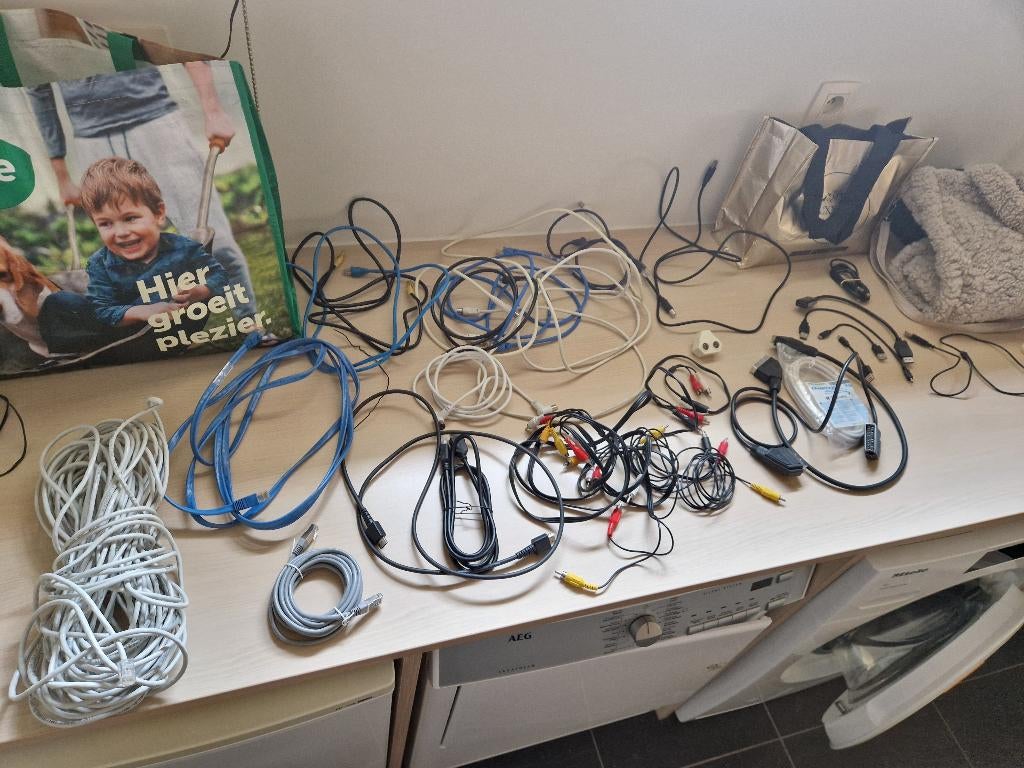 Kabels, ADSL, HDMI, Scart, TV-antenne, audio., Ophalen of Verzenden, Zo goed als nieuw