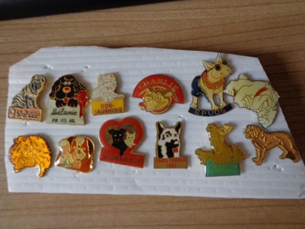 lot van 12 pins honden, gratis verzending, Enlèvement ou Envoi, Utilisé