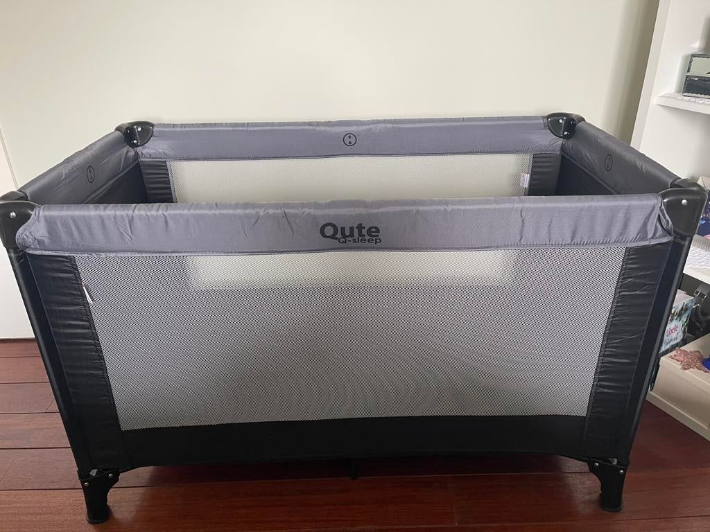 Qute Campingbed Q-sleep Antra / Zwart met Matras, Kinderen en Baby's, Babywiegjes en Ledikanten, Nieuw, Reisbedje, Ophalen