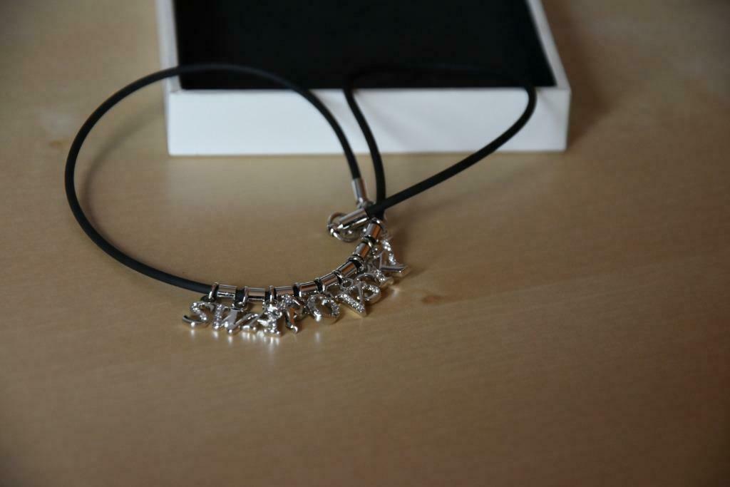 Collier avec pendentif swarovski, Enlèvement, Avec pendentif